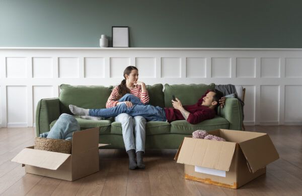 jeune-couple-emmenageant-dans-une-nouvelle-maison jeune-couple-emmenageant-dans-une-nouvelle-maison